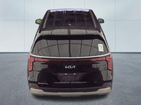 Used 2025 Kia Carnival FWD image 6