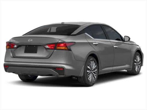 Used 2025 Nissan Altima 2.5 SV FWD image 2