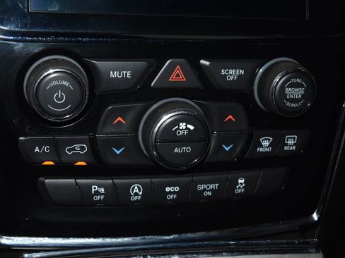 Used 2019 Jeep Grand Cherokee Altitude AWD/4WD image 11