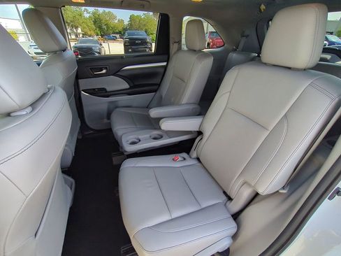 Used 2019 Toyota Highlander SE image 13