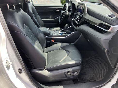 Used 2023 Toyota Highlander XLE FWD image 35