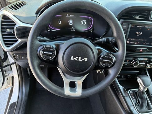 Used 2025 Kia Soul LX w/ LX Technology Package FWD image 25