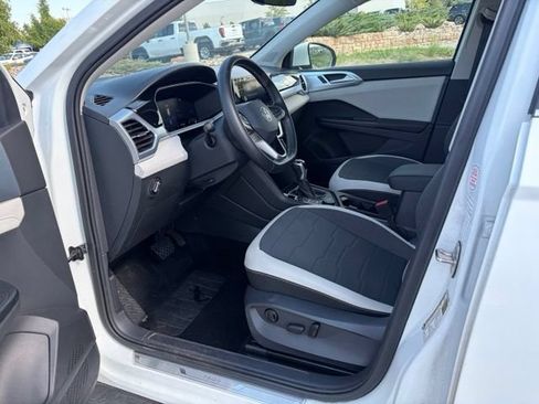 Used 2025 Volkswagen Taos SE AWD/4WD image 10