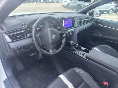 Used 2025 Toyota Camry SE image 10