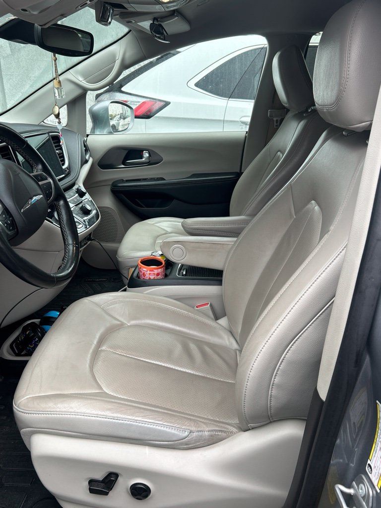 Used 2021 Chrysler Pacifica Touring-L FWD image 5