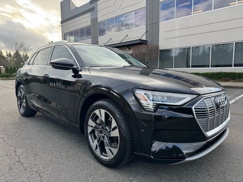 Used 2021 Audi e-tron Premium Plus w/ Premium Plus Package image 2