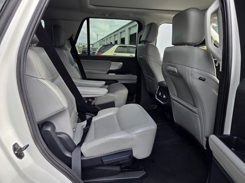 Used 2025 Ford Expedition Active RWD image 17
