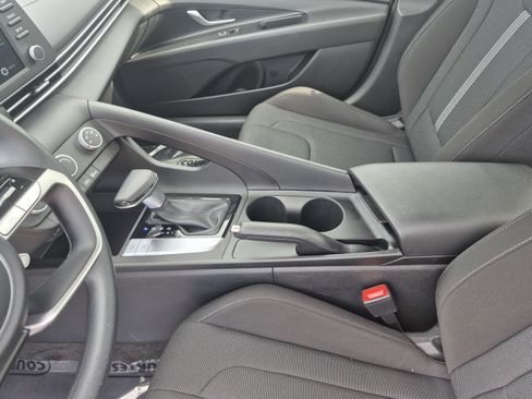 Certified 2025 Hyundai Elantra SE FWD image 20