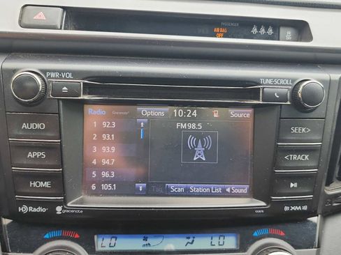 Used 2018 Toyota RAV4 SE image 17