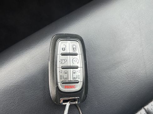 Used 2023 Chrysler Pacifica Touring-L image 20