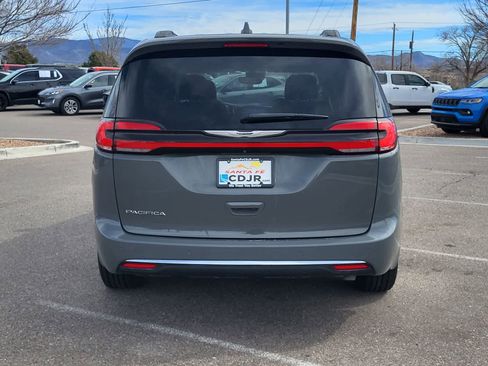 Used 2021 Chrysler Pacifica Touring image 6