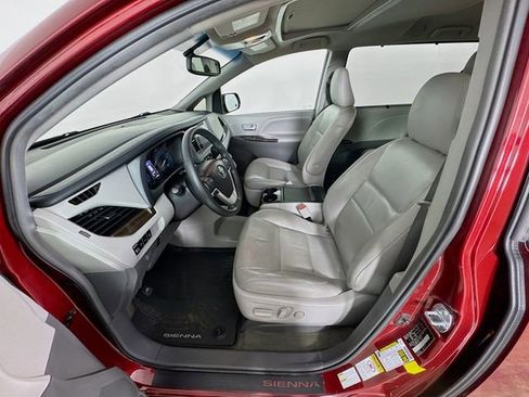 Used 2017 Toyota Sienna XLE image 21