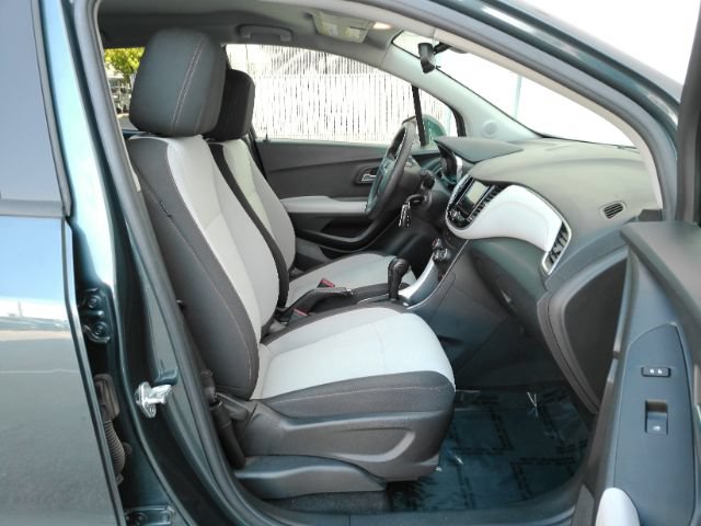 Used 2022 Chevrolet Trax LS w/ Tint and Cruise Package AWD/4WD image 17