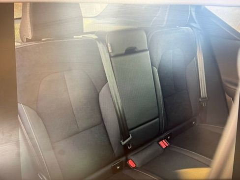 Used 2023 Volvo XC40 B5 Plus w/ Climate Package image 5