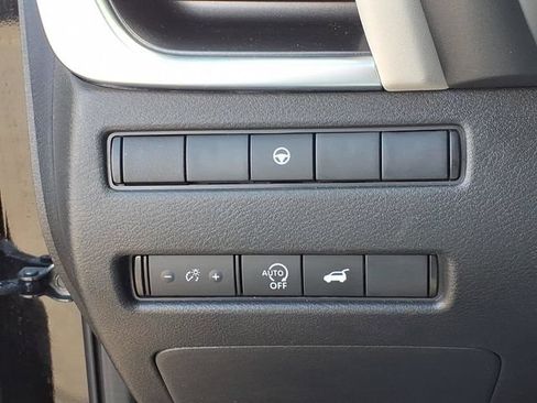 Used 2025 Nissan Rogue SV AWD/4WD image 16