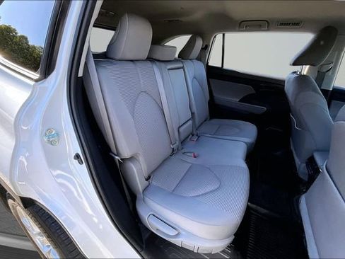 Used 2023 Toyota Highlander LE AWD/4WD image 24