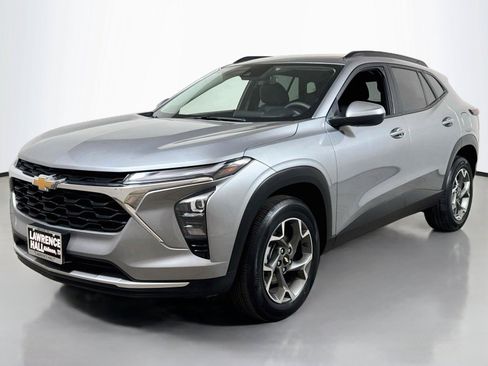 Used 2025 Chevrolet Trax LT FWD image 1