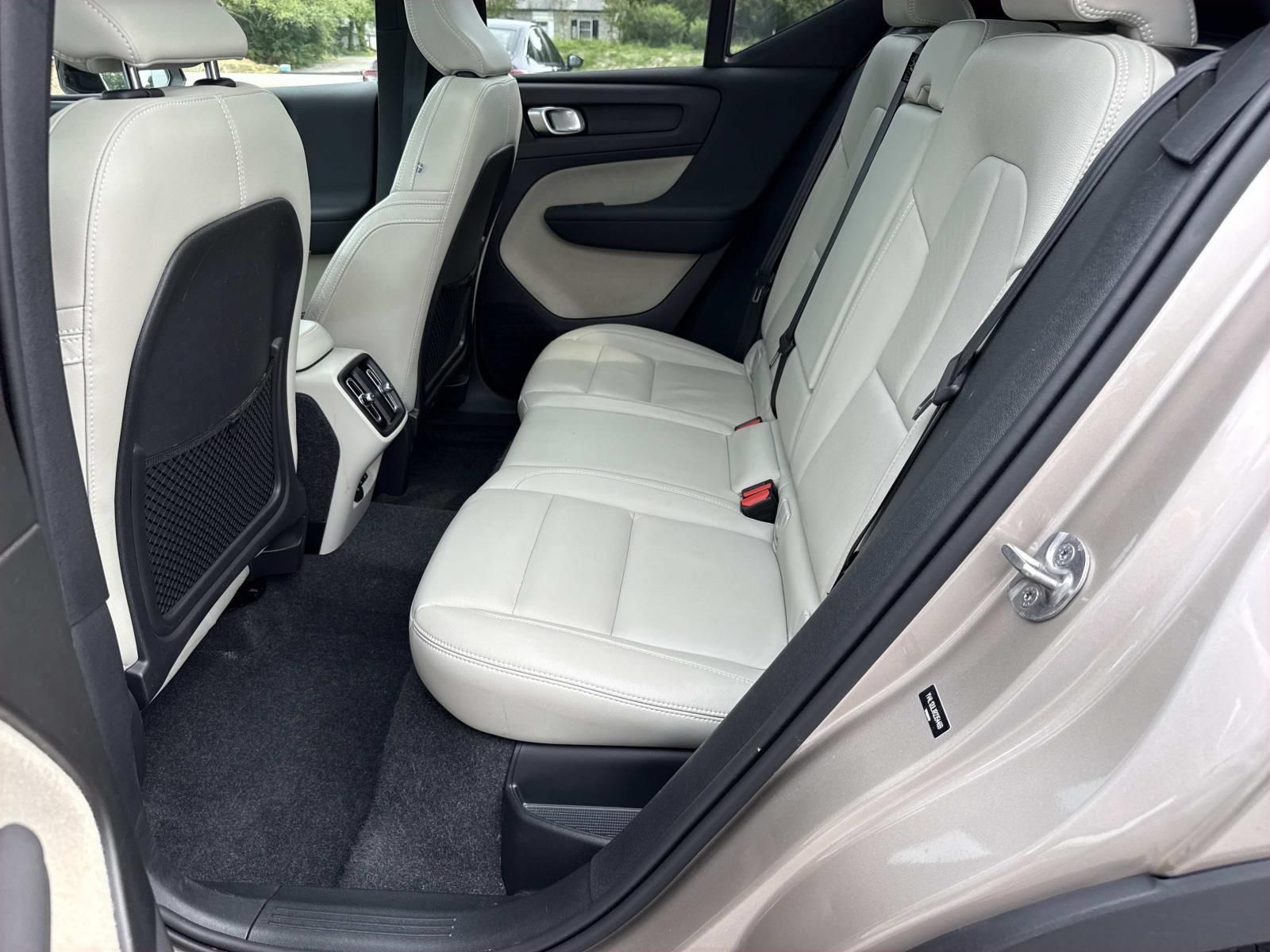 Used 2024 Volvo XC40 B5 Plus w/ Protection Package Premier AWD/4WD image 28