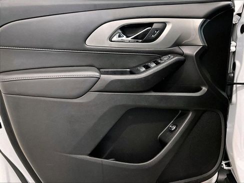 Used 2023 Chevrolet Traverse LT image 18