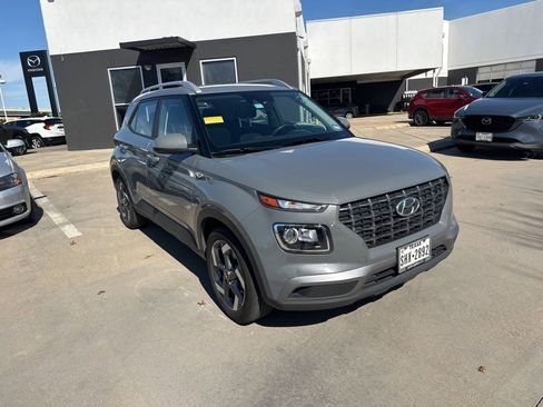 Used 2022 Hyundai Venue SEL image 3