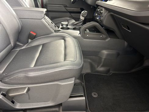 Used 2025 Ford Bronco Badlands image 28
