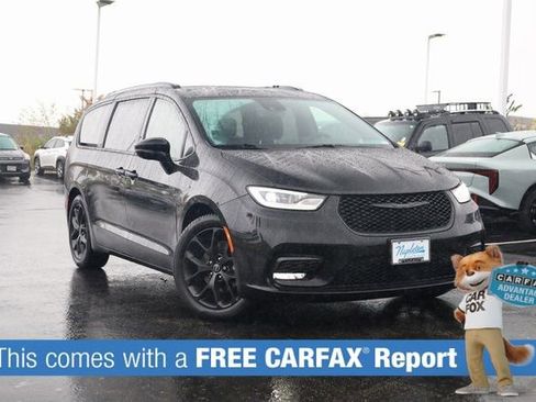 Used 2024 Chrysler Pacifica Limited w/ S Appearance Package image 2