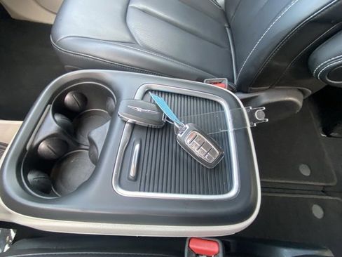 Used 2023 Chrysler Pacifica Touring-L image 29