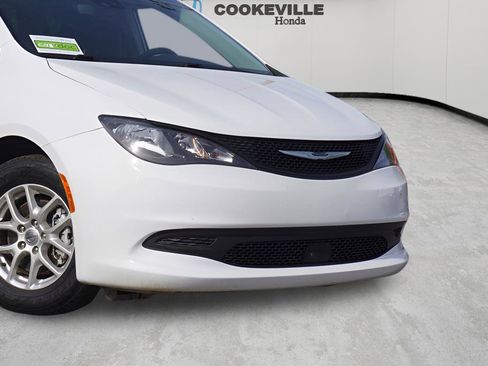 Used 2023 Chrysler Voyager LX image 3