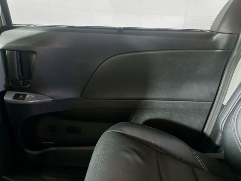 Used 2017 Toyota Sienna SE w/ SE Preferred Package FWD image 26