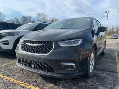 Used 2024 Chrysler Pacifica Touring-L image 2