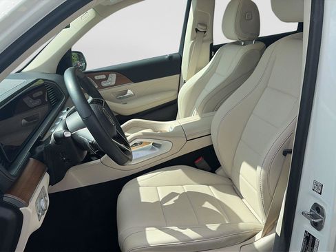 Used 2024 Mercedes-Benz GLS 450 4MATIC image 11
