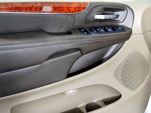 Used 2014 Chrysler Town & Country Touring image 15