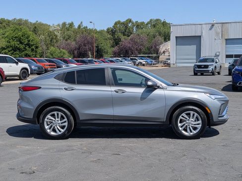 New 2025 Buick Envista Preferred image 2