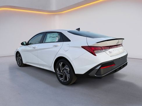 New 2025 Hyundai Elantra SEL image 5
