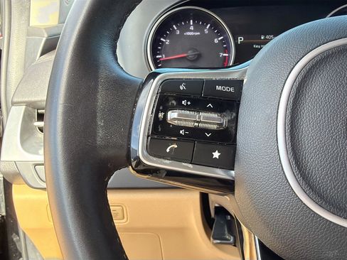 Used 2023 Kia Carnival LX image 36