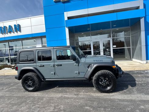 Used 2025 Jeep Wrangler Willys image 2