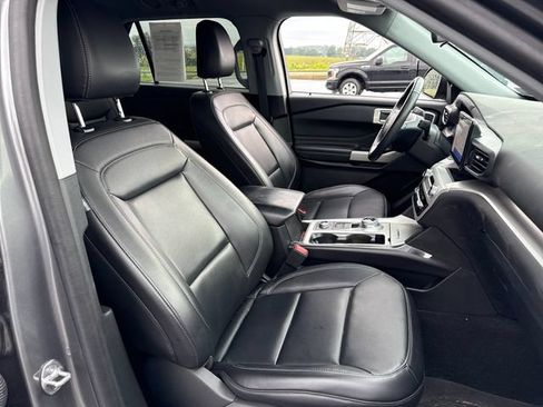 Used 2024 Ford Explorer XLT w/ Equipment Group 202A AWD/4WD image 13