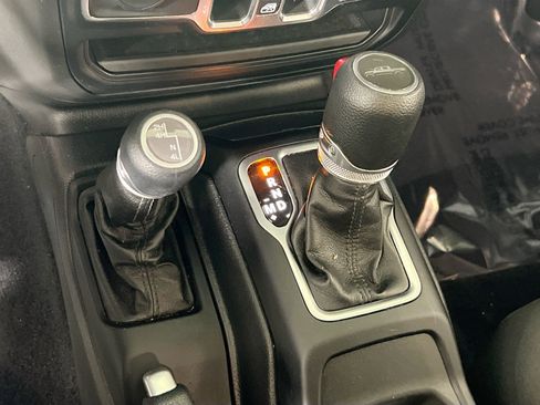 Used 2023 Jeep Gladiator Willys image 16