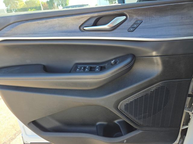 Used 2023 Jeep Grand Cherokee Limited AWD/4WD image 15
