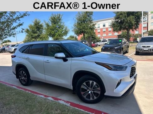 Used 2023 Toyota Highlander XLE FWD image 2