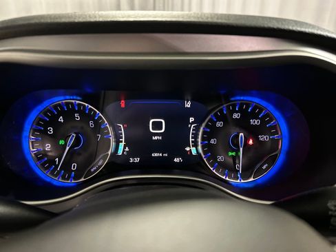 Used 2023 Chrysler Pacifica Touring image 16
