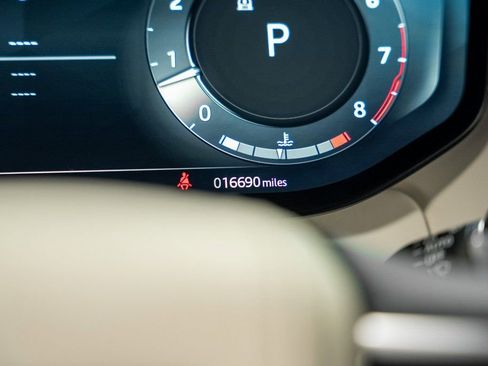 Used 2025 Land Rover Range Rover SE image 44