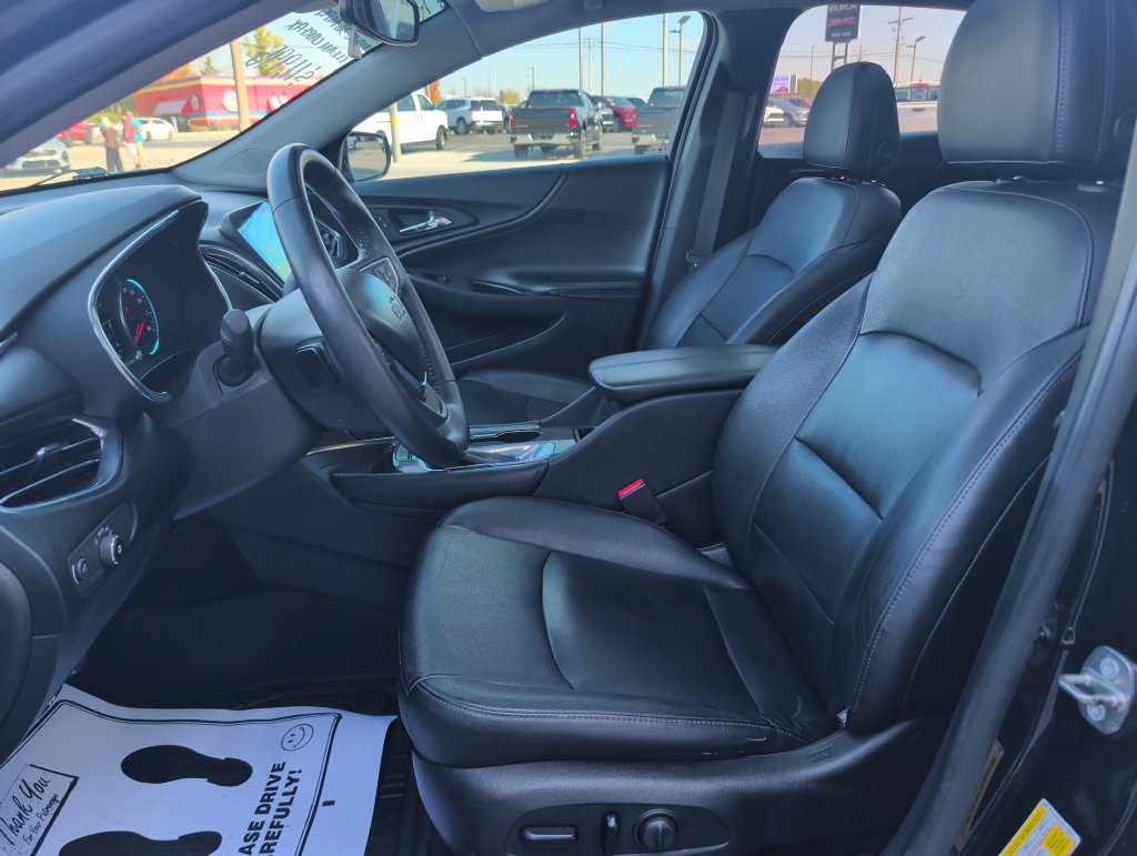 Used 2017 Chevrolet Malibu LT w/ Leather Package FWD image 8