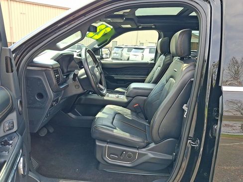 Used 2023 Ford Expedition Platinum AWD/4WD image 3
