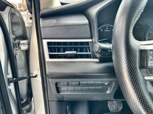 Used 2024 Mitsubishi Outlander SE image 17