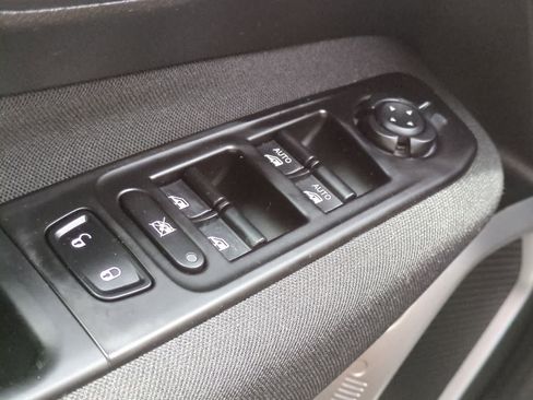 Used 2020 Jeep Renegade Latitude w/ Cold Weather Group AWD/4WD image 28