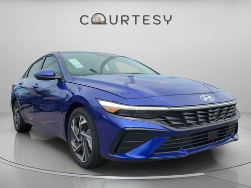 Certified 2025 Hyundai Elantra Limited FWD image 5