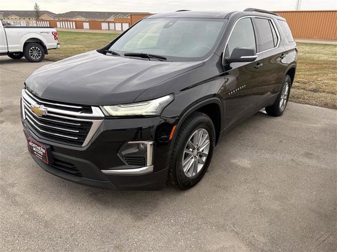 Used 2022 Chevrolet Traverse LT image 2