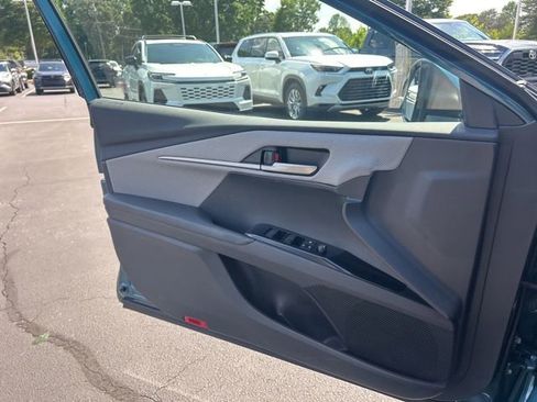 Used 2025 Toyota Camry SE w/ Convenience Package FWD image 28