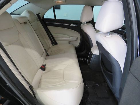 Used 2018 Chrysler 300 Limited image 11